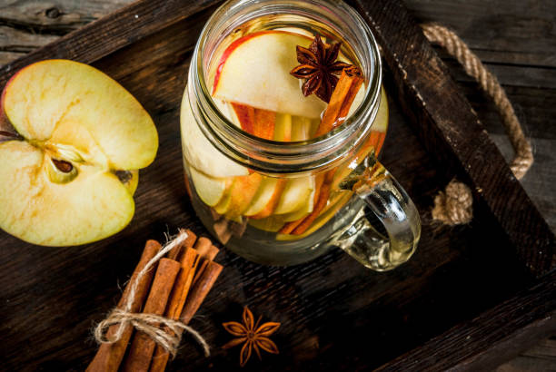 água de desintoxicação com maçã, pera e canela - apple red fruit water - fotografias e filmes do acervo