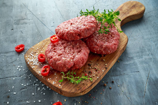 hamburguesas de carne a mano carne cruda picada casa en tablero de madera. - ground chuck fotografías e imágenes de stock