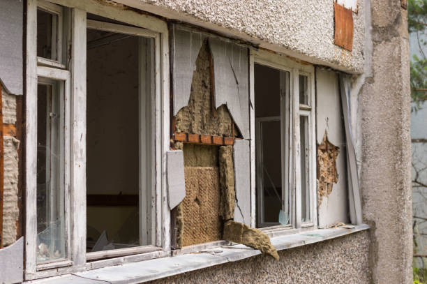 istock Abandoned Residential Buiding 810259844
