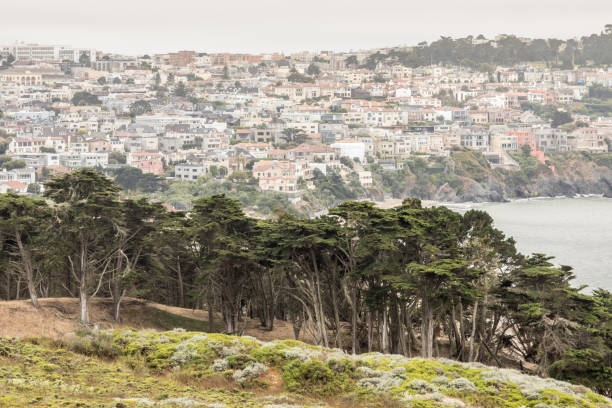 プレシディオとリッチモンド地区。 - baker beach ストックフォトと画像