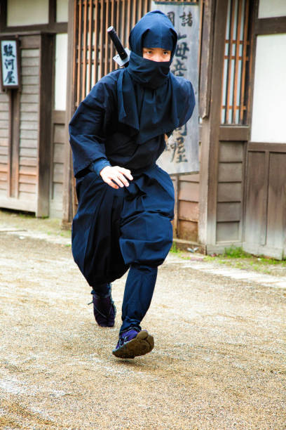 ninja japonais en costume noir s’exécute rapidement dans le vieux village d’edo - crime scene photos et images de collection