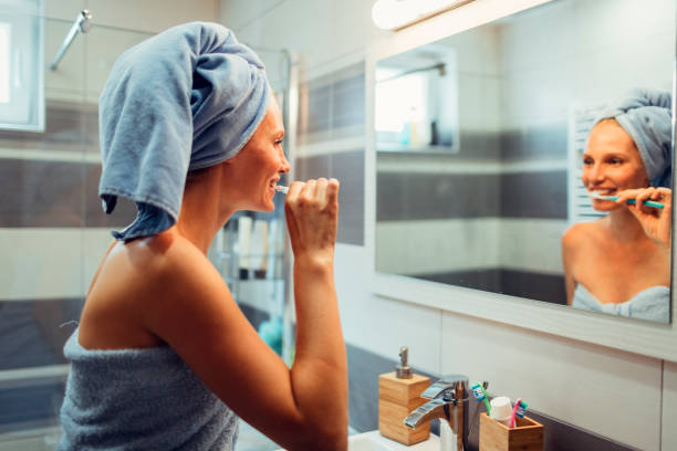 バスルームで歯を磨く女性 - brushing teeth human teeth women cleaning ストックフォトと画像