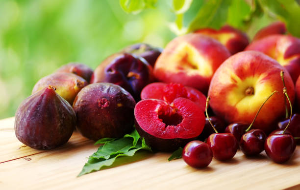 ломтики слив, инжира, вишни и персиков - nectarine peach red market стоковые фото и изображения