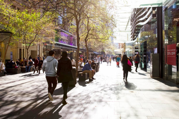 sol de invierno en pitt street sydney australia - pitt street mall fotografías e imágenes de stock