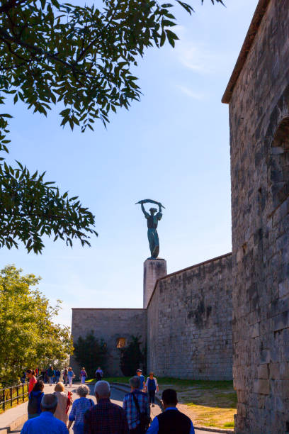 estatua de la libertad en la colina de gellért - budapest - liberation monument budapest hungary monument fotografías e imágenes de stock