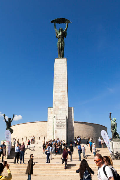 estatua de la libertad en la colina de gellért - budapest - liberation monument budapest hungary monument fotografías e imágenes de stock