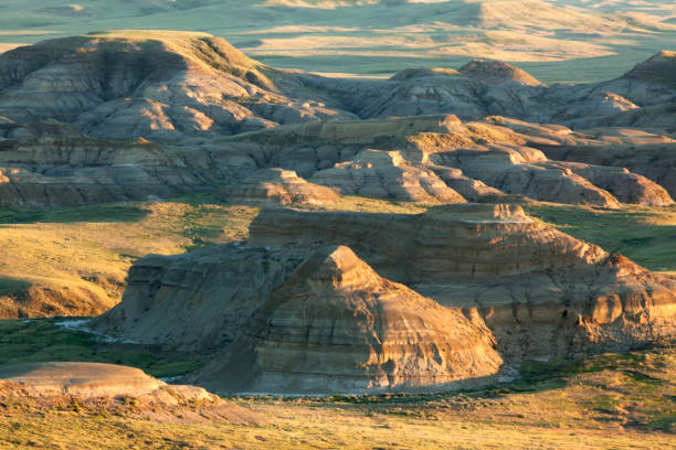 национальный парк грасслендс саскачеван канада - prairie wide landscape sky стоковые фото и изображения