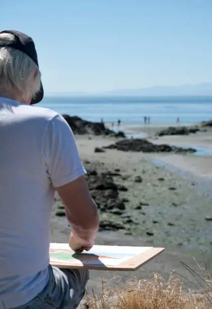 Man drawing seascape with oil pastels