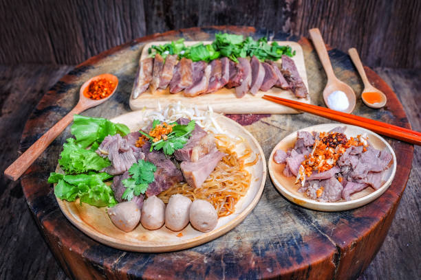 タイ料理ウッドの背景上の牛肉麺 - thai cuisine chili cilantro seasoning ストックフォトと画像