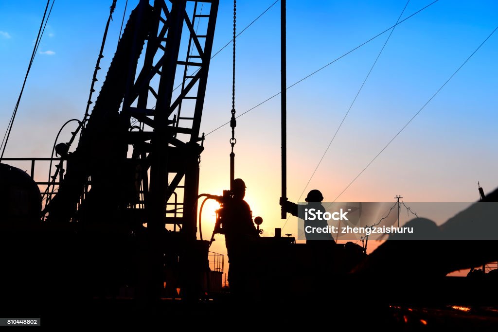 Campo de petróleo, los trabajadores son de trabajo aceite - Foto de stock de Perforadora petrólera libre de derechos