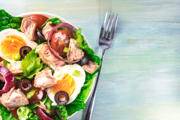 detail tuňákového salátu vidličkou a kopírovacím prostorem - středomořská kuchyně fotky - stock snímky, obrázky a fotky