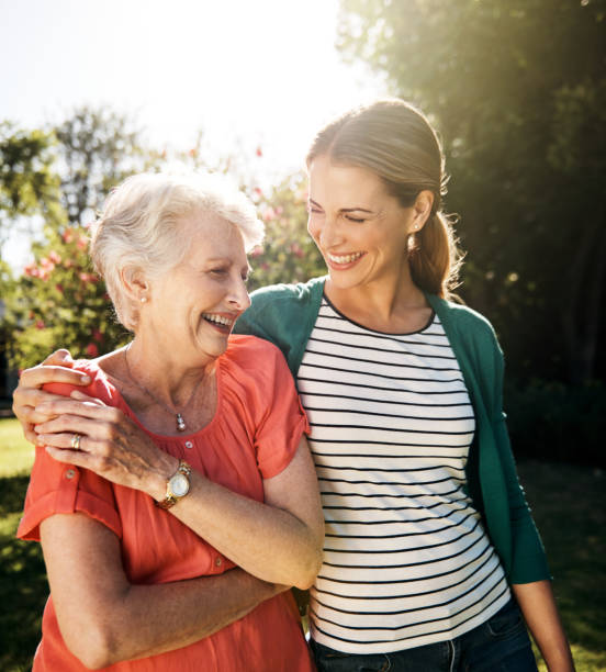 эта мать дочь связи ... подарок, который продолжает давать - walking senior adult family old стоковые фото и изображения