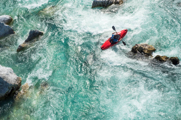 hombre maduro, kayak en los rápidos del río soca - vista de ángulo alto - rápido río fotografías e imágenes de stock