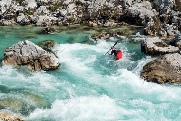 homme mûr, kayak en eaux vives de la rivière soca - torrent photos et images de collection