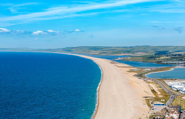 chasil beach e porto turistico sull'isola di portland, inghilterra, vista aerea - isle of portland foto e immagini stock