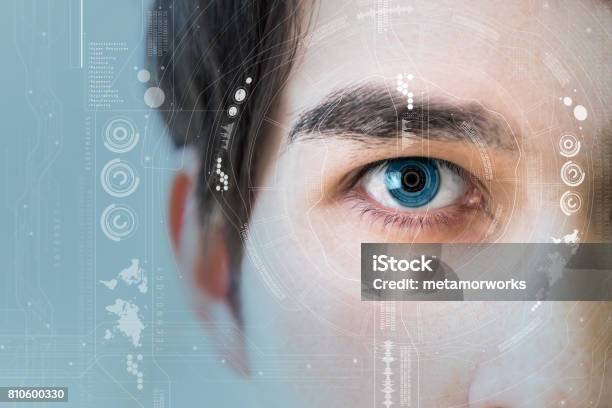 Ojos Del Hombre Y El Concepto Tecnológico Lentes De Contacto Inteligentes Foto de stock y más banco de imágenes de Ojo