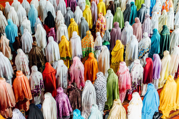 muslim people praying in istiqlal mosque, jakarta, indonesia - islam praying mosque ramadan imagens e fotografias de stock