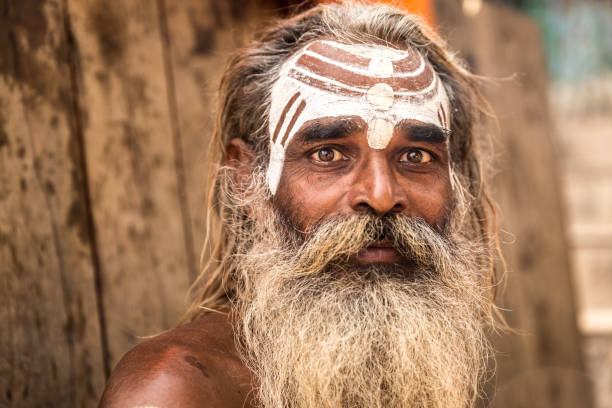 sadhu in varanasi, indien - indian ethnicity sadhu india pilgrim stock-fotos und bilder