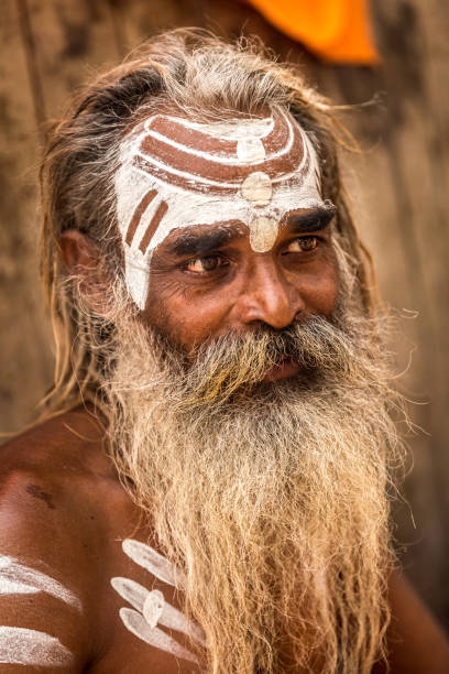 sadhu in varanasi, indien - indian ethnicity sadhu india pilgrim stock-fotos und bilder