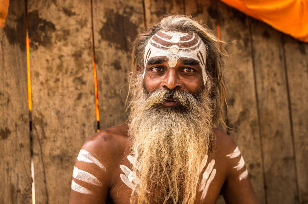 sadhu in varanasi, indien - indian ethnicity sadhu india pilgrim stock-fotos und bilder