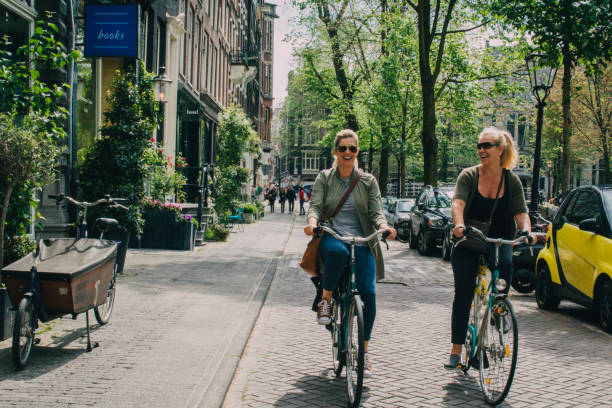 females cycling in amsterdam - cycling bicycle women city life imagens e fotografias de stock