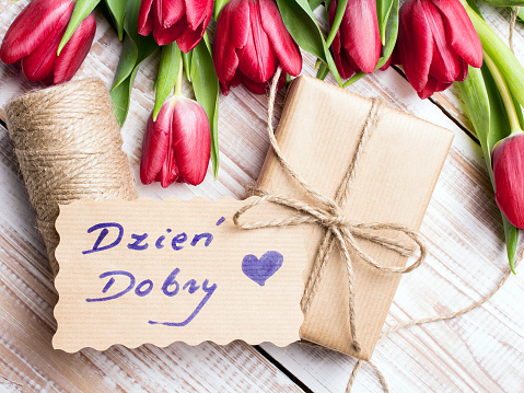 Foto de Polonês Palavras Bom Dia E Buquê De Tulipas No Fundo De Madeira e mais fotos de stock de Amor - iStock Foto de Polonês Palavras Bom Dia E Buquê De Tulipas No Fundo De Madeira e mais fotos de stock de Amor - iStock