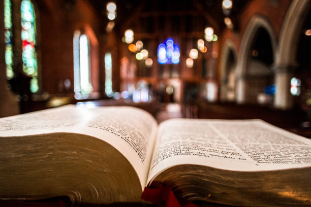 biblia abierta en el altar dentro de una iglesia anglicana inglesa - anglican fotografías e imágenes de stock