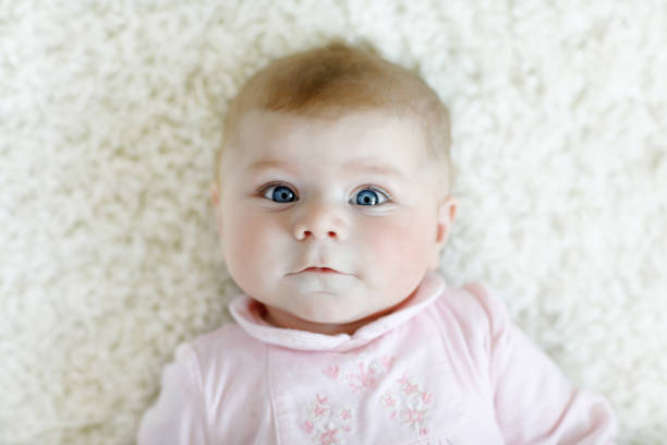 かわいいかわいい生まれたての赤ん坊の子供の肖像画 - portrait germany party bed ストックフォトと画像