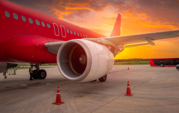 avion prêt pour l’embarquement dans un aéroport hub au coucher du soleil - sheremetyevo photos et images de collection