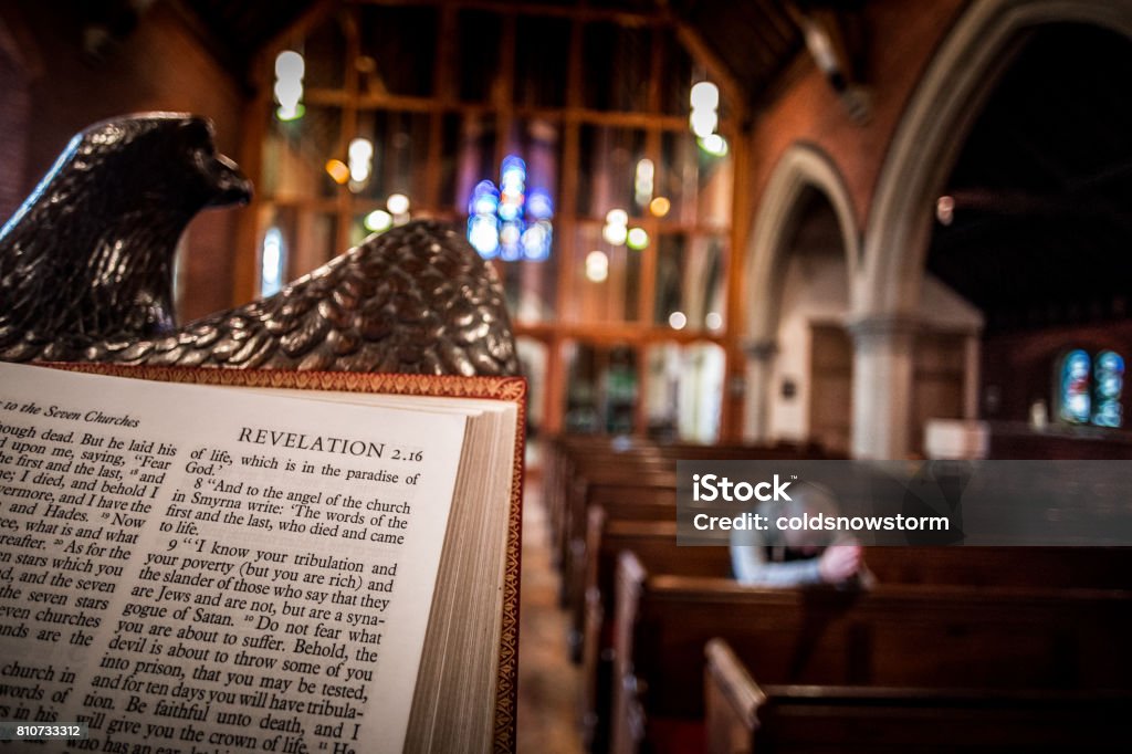 Hombre Orando En Pew Dentro Inglés Anglicano De La Iglesia Con Enfoque En La Biblia En Primer Plano Foto de stock y más banco de imágenes de Libro de las Revelaciones - Hombre Orando En Pew Dentro Inglés Anglicano De La Iglesia Con Enfoque En La Biblia En Primer Plano Foto de stock y más banco de imágenes de Libro de las Revelaciones -
