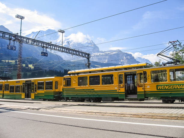 여름 산에서 고산 풍경과 스위스 기차 - jungfrau bahn 뉴스 사진 이미지