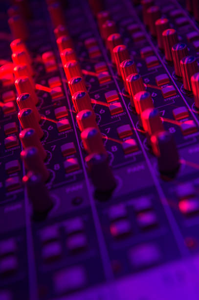 painel de controle de misturador de som de música - electric mixer sound mixer mixing playing - fotografias e filmes do acervo