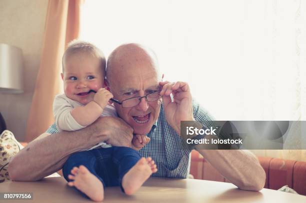 Photo libre de droit de Grandpère Jouer Avec Bébé À Table banque d'images et plus d'images libres de droit de Bébé - Bébé, Grand-parent, Troisième âge