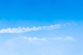 der-blaue-hintergrund-hat-einige-wolken.