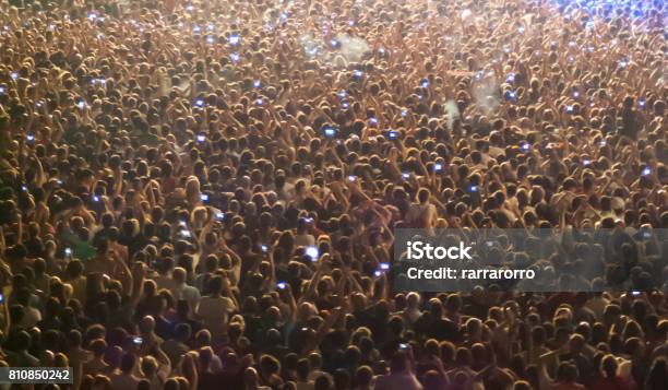 Foto de Silhuetas De Multidão De Concerto Na Frente Do Palco De Luzes Brilhantes e mais fotos de stock de Multidão