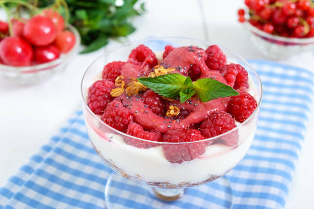그 라 놀라, 크림 치즈, 흰색 나무 바탕에 유리 그릇에 신선한 나무 딸기와 달콤한 크림 디저트. 클로즈업 - raspberry ice cream close up fruit mint 뉴스 사진 이미지