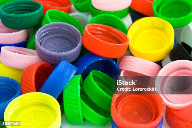 Kunststoffflaschenverschlüsse Hintergrund Stockfoto und mehr Bilder von Plastikmaterial - Plastikmaterial, Flaschenstöpsel, Verpackung