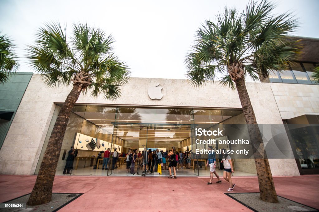 Apple Store On Lincoln Road Mall Miami Beach Usa Stock Photo - Download  Image Now - Apple Store, Florida - US State, Architecture - iStock