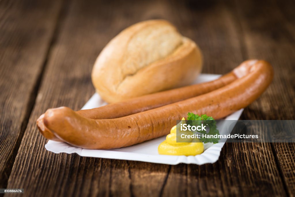 Holztisch mit Wiener Würstchen (Tiefenschärfe) - Lizenzfrei Bockwurst Stock-Foto