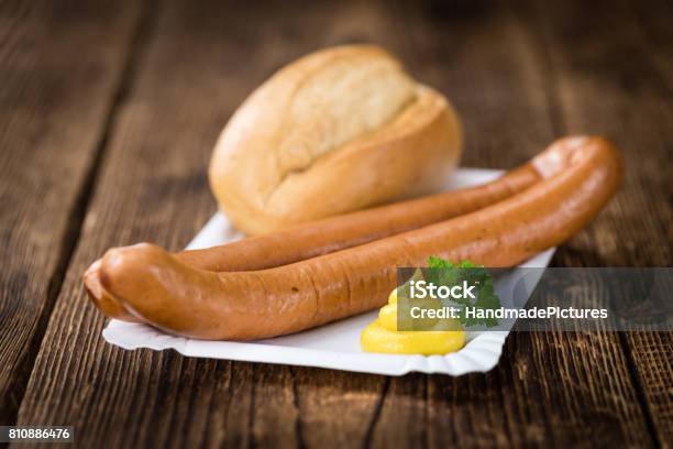 Holztisch Mit Wiener Würstchen Stockfoto und mehr Bilder von Bockwurst - Bockwurst, Bratwurst, Deutsche Kultur