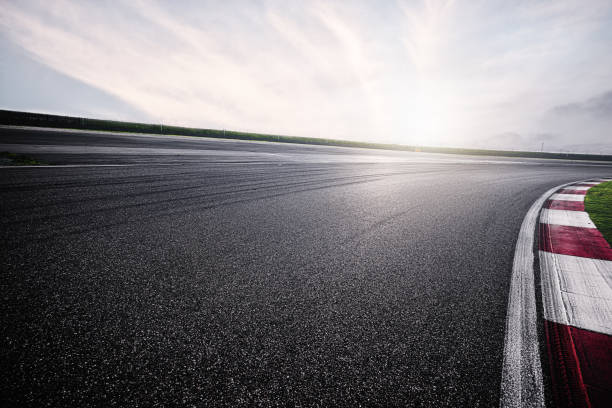 piste de course vide avec la lumière du soleil - motor racing track photos et images de collection