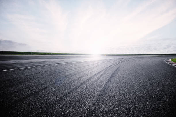 empty racing track with sunlight - pista de aeroporto imagens e fotografias de stock