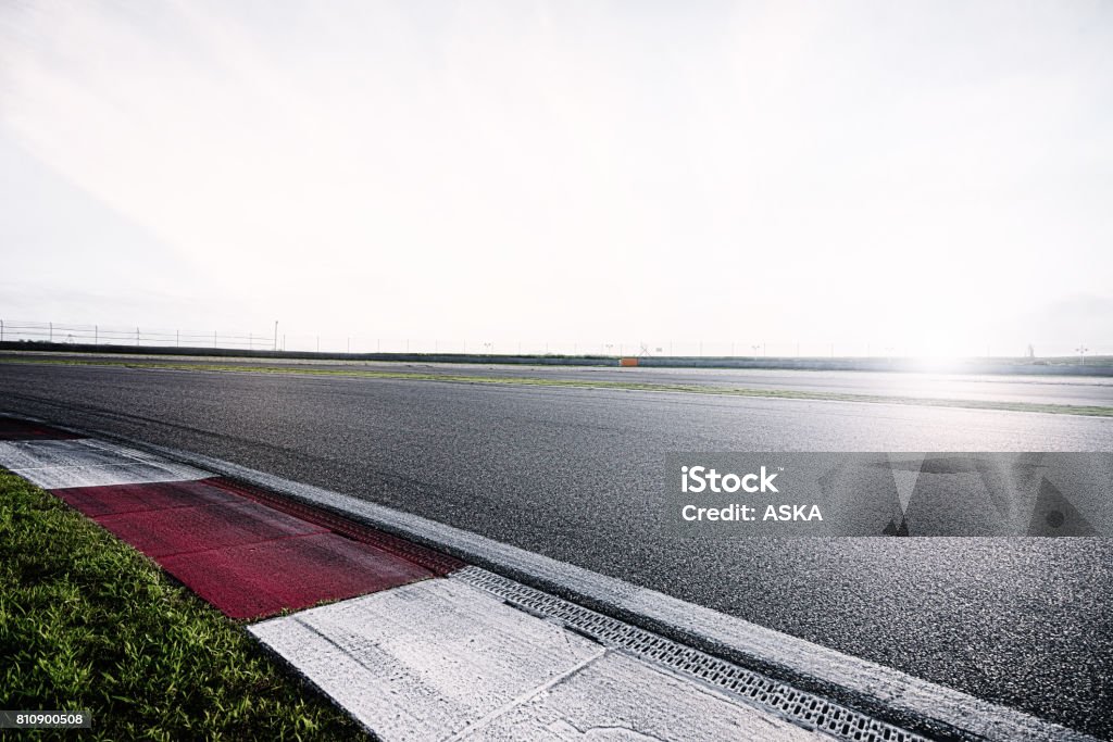 Piste de course vide avec la lumière du soleil - Photo de Circuit automobile libre de droits