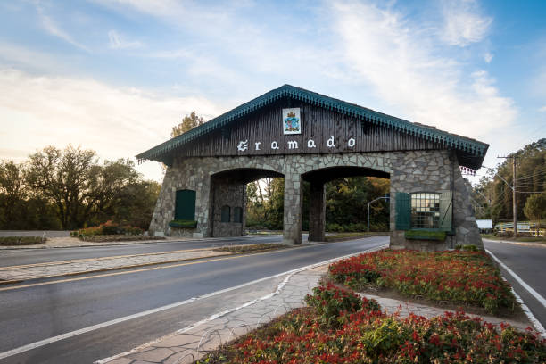 entrada a la ciudad de gramado (pórtico) - gramado, rio grande do sul, brasil - rio grande fotografías e imágenes de stock