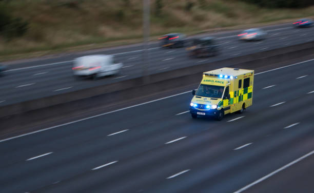 ambulancia en carrera en la autopista - m1 fotografías e imágenes de stock