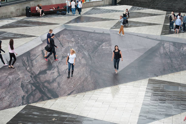 sergels torg 평방 환상에 걷는 여자 - stockholm town square sergels torg city 뉴스 사진 이미지