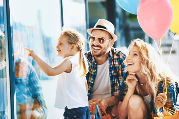 familia disfrutando de compras - child balloon happiness cheerful fotografías e imágenes de stock