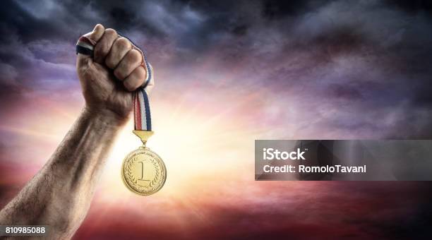 Medaille Der Erste Platz In Der Hand Sieg Konzept Medaille 3drendering Stockfoto und mehr Bilder von Internationales Sportereignis