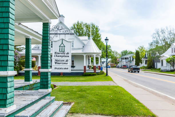 old building with tourism center sign in small town on chemin du roy with unique architecture - lawrence quebec canada north america imagens e fotografias de stock