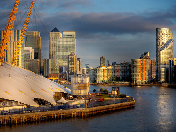 istock Sunrise over Canary Wharf 811005068